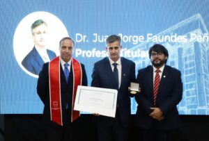 Universidad Autónoma de Chile Reconoce a Dr. Juan Jorge Faundes en Ceremonia de Jerarquización Académica